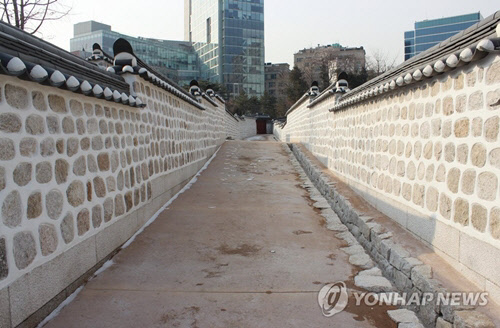 8월 시범공개 중인 '고종의 길'. 미국대사관 관저와 덕수궁 선원전(璿源殿) 사이 길이다.<문화재청 제공, 연합뉴스>